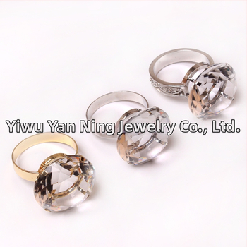 Salvrätiku rõngas suure diamentiga – roostevabast terasest, elektroplaadimine, kaasaegne minimalistlik stiil, logotüüp trükitud