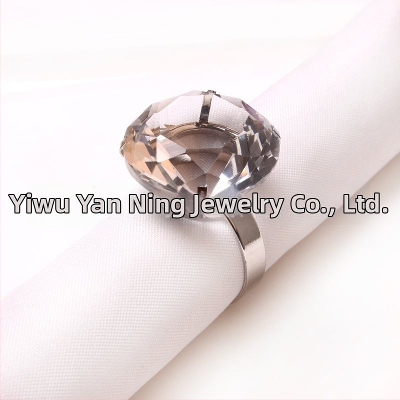 Salvrätiku rõngas suure diamentiga – roostevabast terasest, elektroplaadimine, kaasaegne minimalistlik stiil, logotüüp trükitud