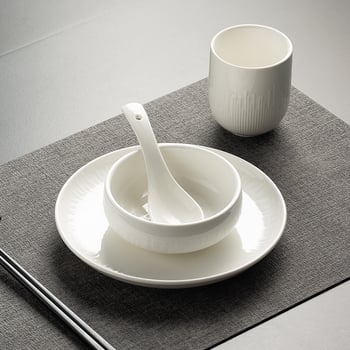 Portselani hotellilaua serveerimisekomplekt, neljaosaline, allglazuur-kaunistus, ühtlane muster, kerge luksus stiil