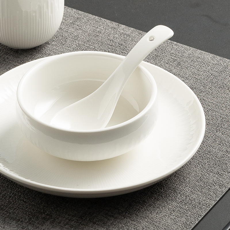 Portselani hotellilaua serveerimisekomplekt, neljaosaline, allglazuur-kaunistus, ühtlane muster, kerge luksus stiil