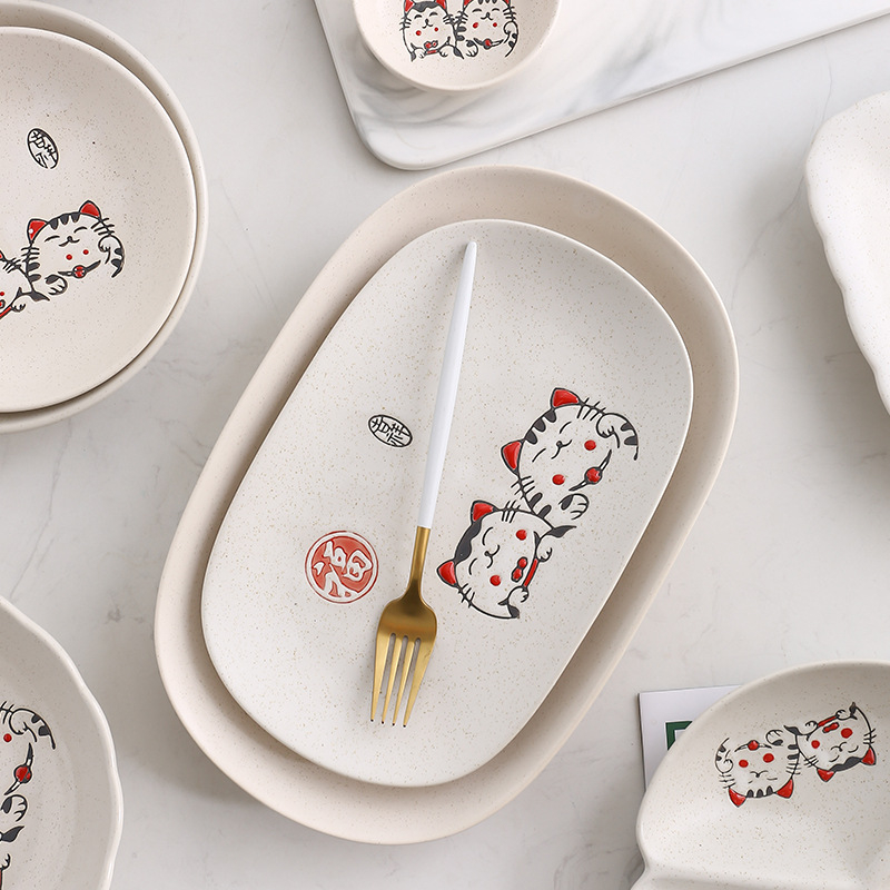 Deset ručno oslikanih japanskih keramičkih posuđa s motivom Maneki-Neko, okrugli tanjuri i zdjele, keramika, ručno oslikana površina, otporno na mikrovalnu