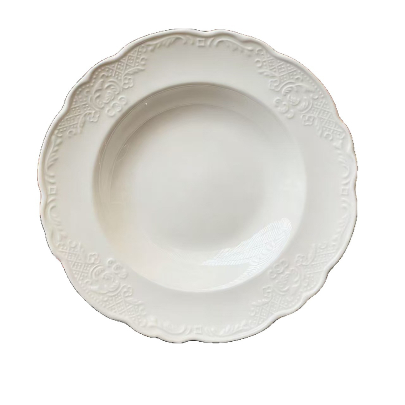 Porcelanski plosnati tanjur, kružnog oblika, moderan minimalistički dizajn, gravirana površina, mikrovalna pogodna, prilagodljiv i mogućnost ispisa logotipa