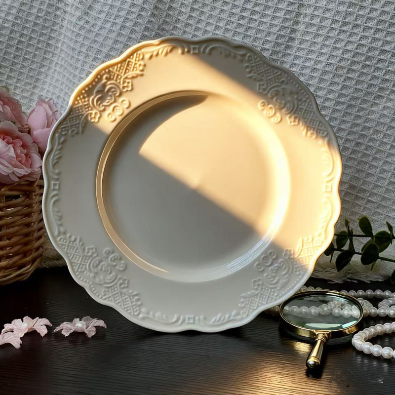 Porcelanski plosnati tanjur, kružnog oblika, moderan minimalistički dizajn, gravirana površina, mikrovalna pogodna, prilagodljiv i mogućnost ispisa logotipa