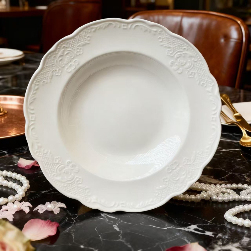 Porcelanski plosnati tanjur, kružnog oblika, moderan minimalistički dizajn, gravirana površina, mikrovalna pogodna, prilagodljiv i mogućnost ispisa logotipa