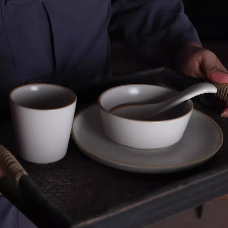 Portselanist 4-osaline lauakomplekt hotellidele ja restoranidele, alglazuurimise viimistlus, kaasaegne minimalistlik stiil, kohandamis- ja logo trükkimise võimalus