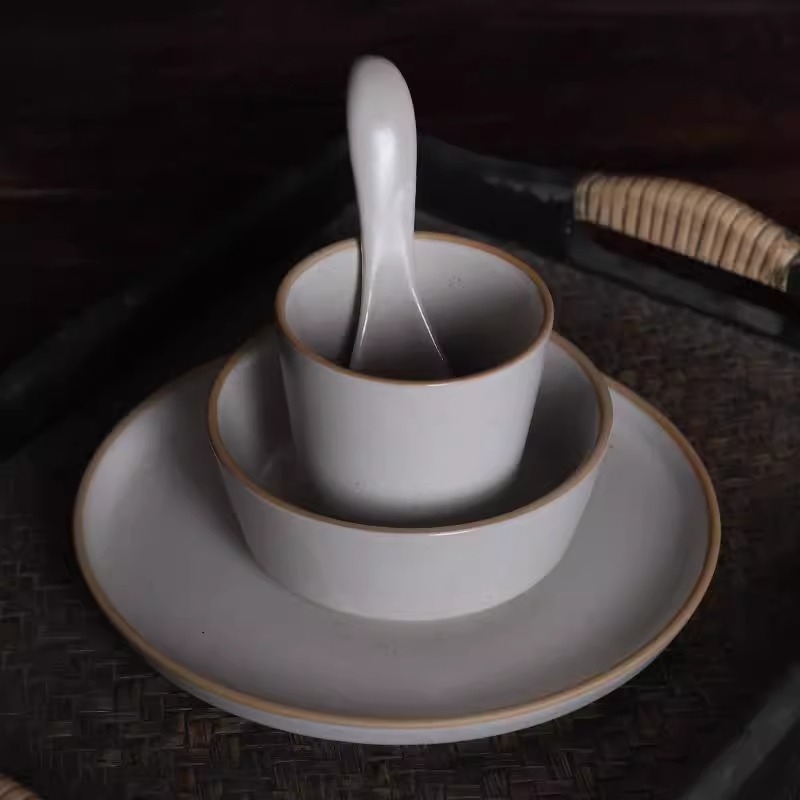 Portselanist 4-osaline lauakomplekt hotellidele ja restoranidele, alglazuurimise viimistlus, kaasaegne minimalistlik stiil, kohandamis- ja logo trükkimise võimalus