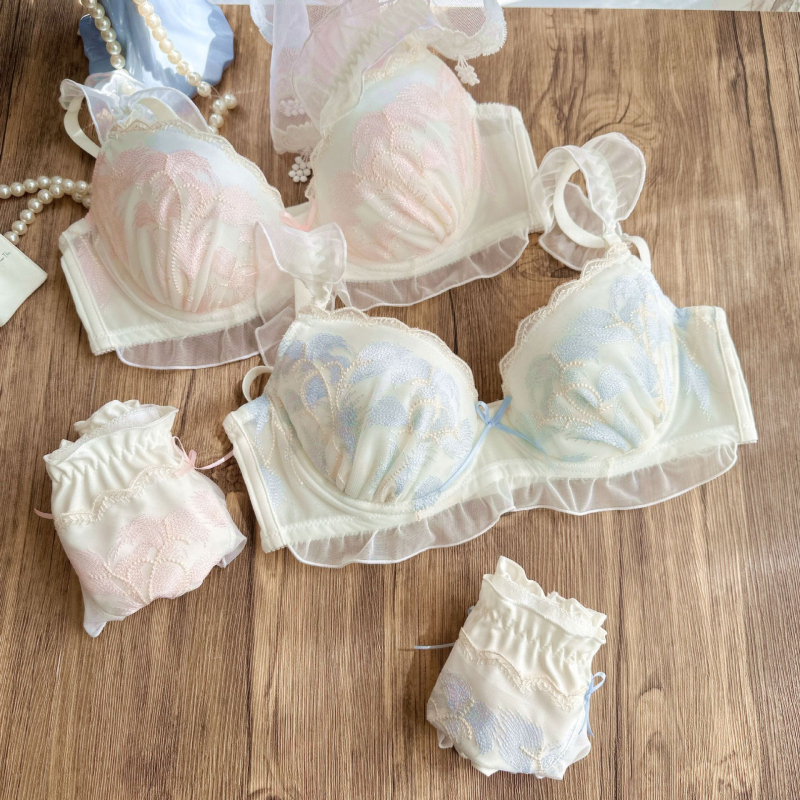 Sutien dantelat cu cupe subțiri, broderie cu coadă de Phoenix, bretele detașabile duble, închidere cu trei rânduri la spate, funcție de strângere