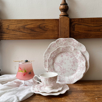 Porcelán étkészlet virágos csipkés szélekkel, pohárral és alátéttel, desszert- és tortatányérok, retro francia vintázs stílusban; mikrosütőben használható; logó testreszabás lehetséges