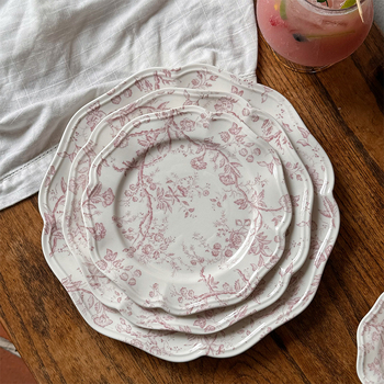 Porcelán étkészlet virágos csipkés szélekkel, pohárral és alátéttel, desszert- és tortatányérok, retro francia vintázs stílusban; mikrosütőben használható; logó testreszabás lehetséges
