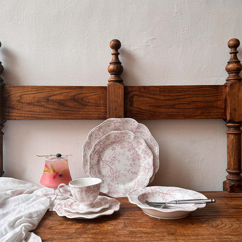 Porcelán étkészlet virágos csipkés szélekkel, pohárral és alátéttel, desszert- és tortatányérok, retro francia vintázs stílusban; mikrosütőben használható; logó testreszabás lehetséges