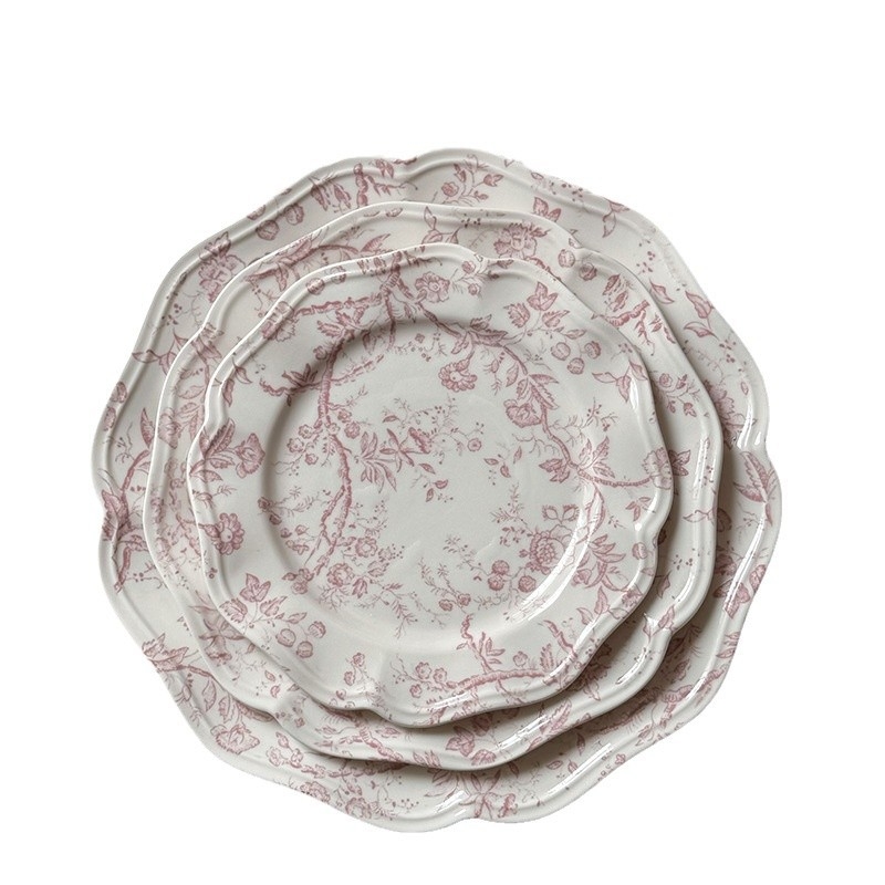 Porcelán étkészlet virágos csipkés szélekkel, pohárral és alátéttel, desszert- és tortatányérok, retro francia vintázs stílusban; mikrosütőben használható; logó testreszabás lehetséges