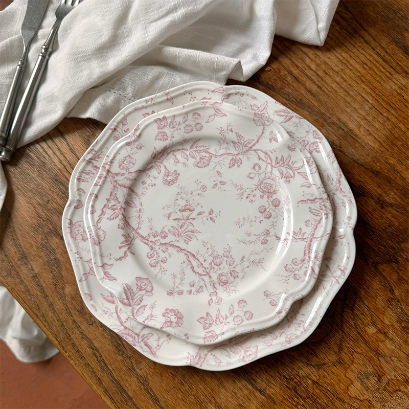 Porcelán étkészlet virágos csipkés szélekkel, pohárral és alátéttel, desszert- és tortatányérok, retro francia vintázs stílusban; mikrosütőben használható; logó testreszabás lehetséges