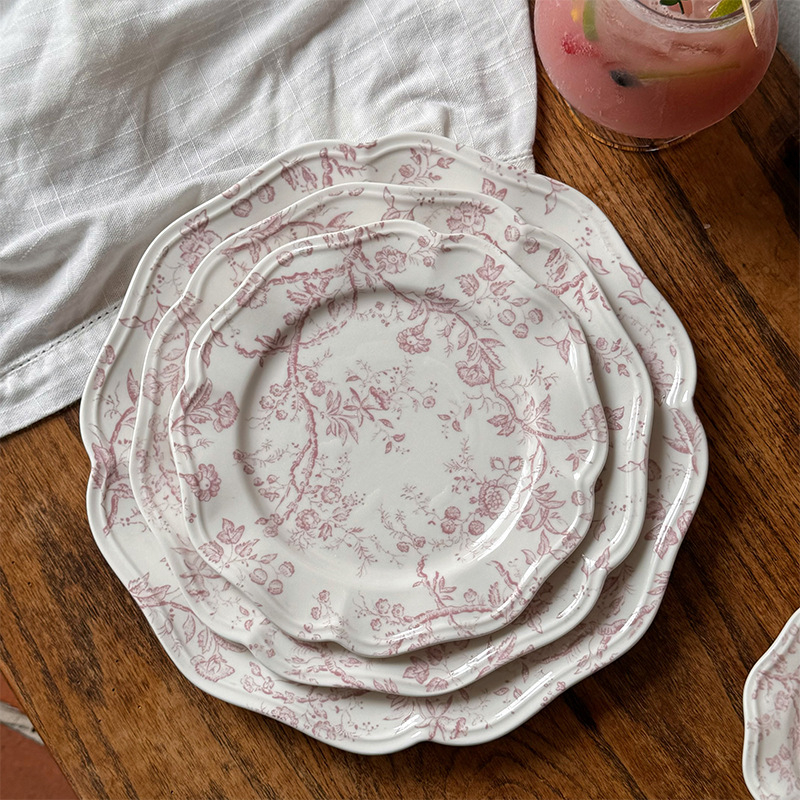 Porcelán étkészlet virágos csipkés szélekkel, pohárral és alátéttel, desszert- és tortatányérok, retro francia vintázs stílusban; mikrosütőben használható; logó testreszabás lehetséges
