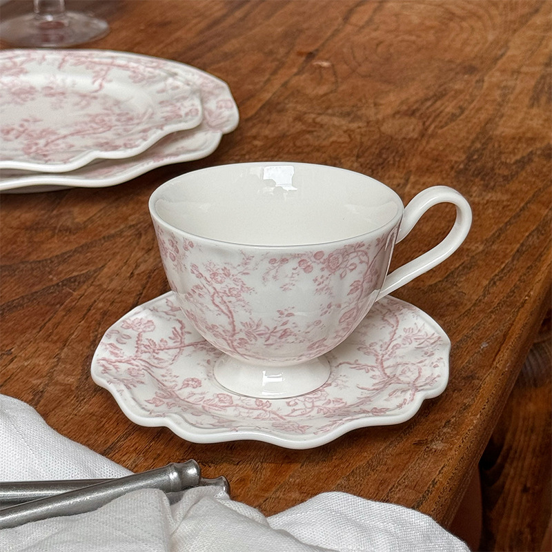 Porcelán étkészlet virágos csipkés szélekkel, pohárral és alátéttel, desszert- és tortatányérok, retro francia vintázs stílusban; mikrosütőben használható; logó testreszabás lehetséges
