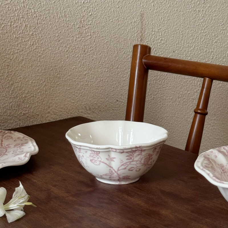 Porcelán étkészlet virágos csipkés szélekkel, pohárral és alátéttel, desszert- és tortatányérok, retro francia vintázs stílusban; mikrosütőben használható; logó testreszabás lehetséges