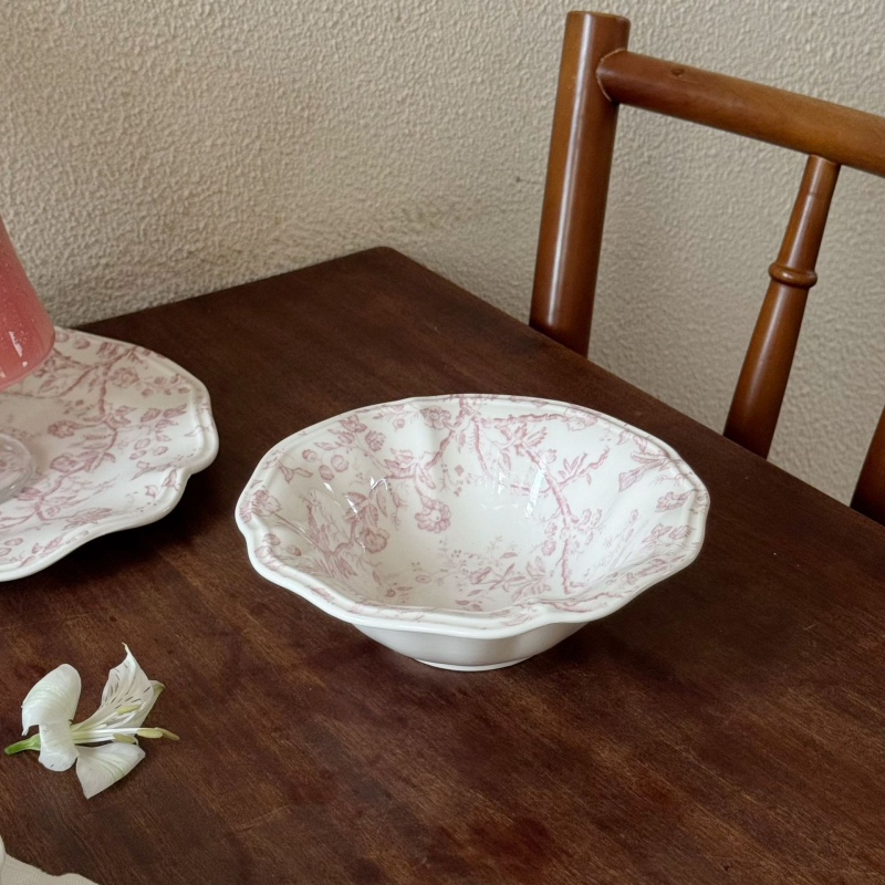 Porcelán étkészlet virágos csipkés szélekkel, pohárral és alátéttel, desszert- és tortatányérok, retro francia vintázs stílusban; mikrosütőben használható; logó testreszabás lehetséges