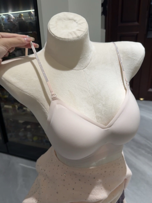Pamukasti set grudnjaka, 3/4 košarice, odvojive naramenice halter, stražnje zatvaranje s četiri reda kukica, stezanje i prozračnost