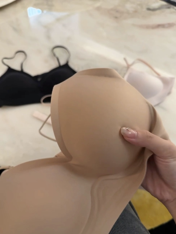 Pamukasti set grudnjaka, 3/4 košarice, odvojive naramenice halter, stražnje zatvaranje s četiri reda kukica, stezanje i prozračnost