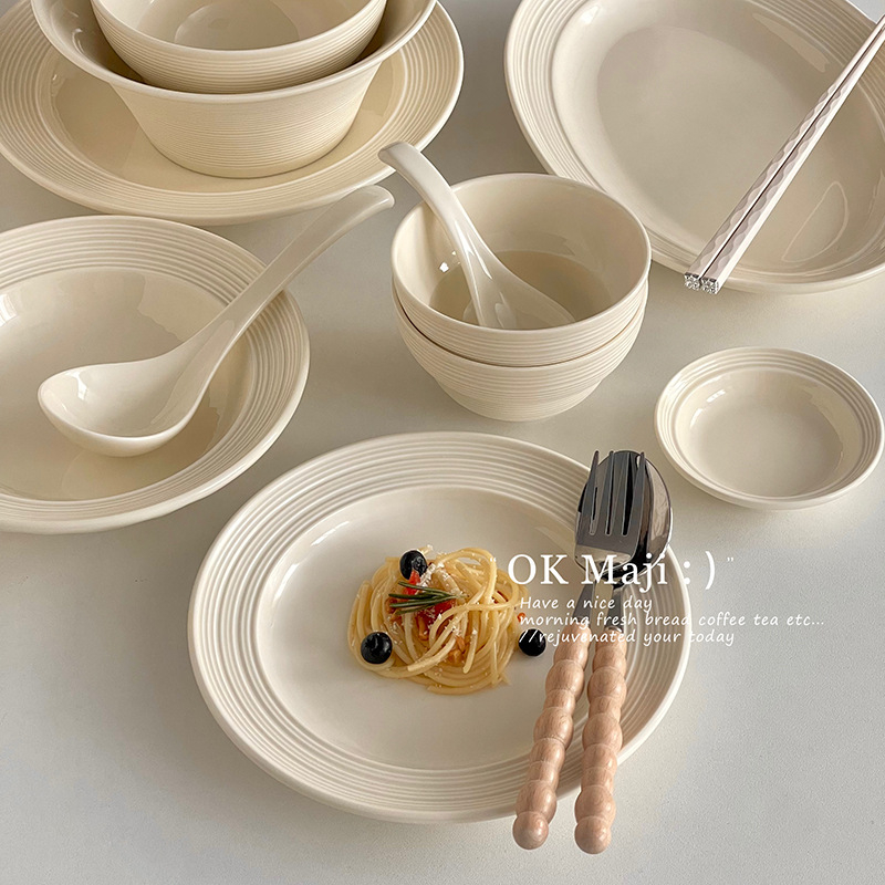 Keramički set tanjura, kružni oblik, moderni minimalistički stil, pogodan za mikrovalnu pećnicu