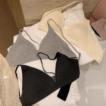 Sutien fără cusături, cupă triunghiulară, respirabil, plăcut la atingere, spate frumos