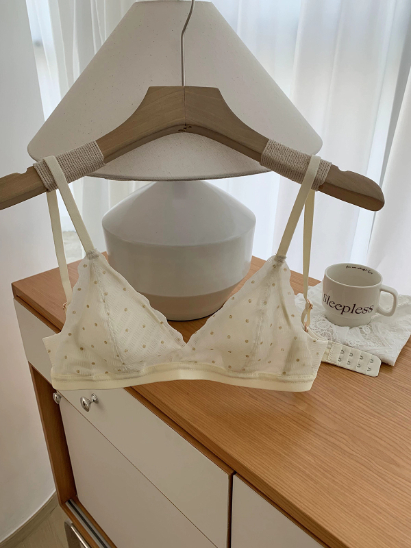  Sutien fara arc, cupe 3/4 preformate subtiri, din nailon cu căptușeală din spandex, închidere laterală, catarame pe spate în două rânduri