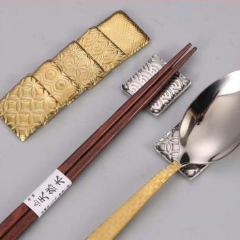 304 roostevabast terasest chopsticks- ja lusikahoidja kalakriku mustriga, hotellide ja koduste lauadade jaoks; logotrükkimise võimalus; komplekt 1 tk; mahutab chopstickid, noad, kahvlid ja lusikad