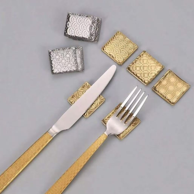 304 roostevabast terasest chopsticks- ja lusikahoidja kalakriku mustriga, hotellide ja koduste lauadade jaoks; logotrükkimise võimalus; komplekt 1 tk; mahutab chopstickid, noad, kahvlid ja lusikad