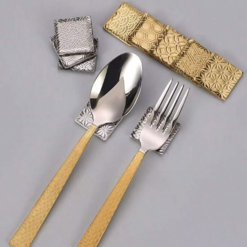 304 roostevabast terasest chopsticks- ja lusikahoidja kalakriku mustriga, hotellide ja koduste lauadade jaoks; logotrükkimise võimalus; komplekt 1 tk; mahutab chopstickid, noad, kahvlid ja lusikad