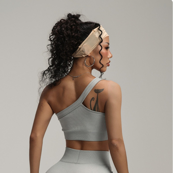 Moterų jogos viršus vienam pečiui, halterio kaklo, 3/4 puodeliai, šoninis sagtis, medžiaga: nailonas 90% + spandeksas 10%.