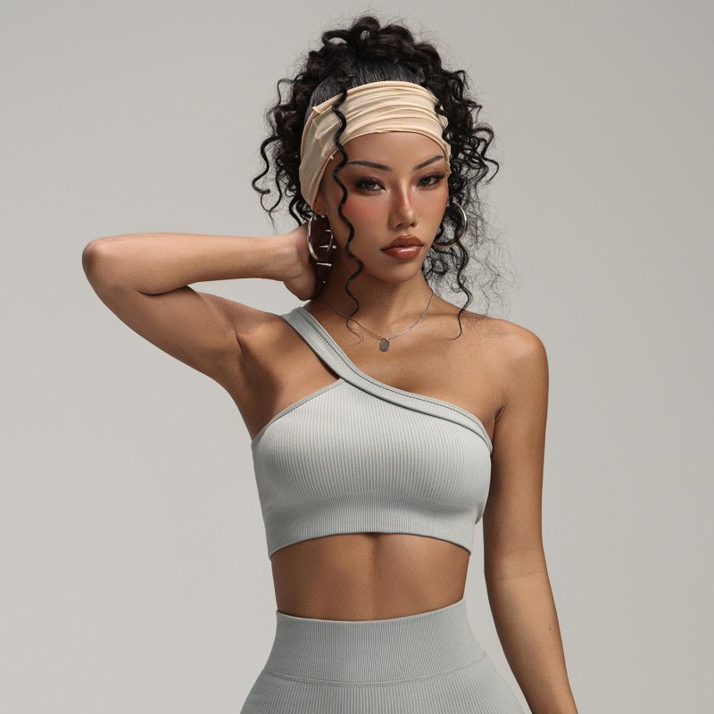 Moterų jogos viršus vienam pečiui, halterio kaklo, 3/4 puodeliai, šoninis sagtis, medžiaga: nailonas 90% + spandeksas 10%.