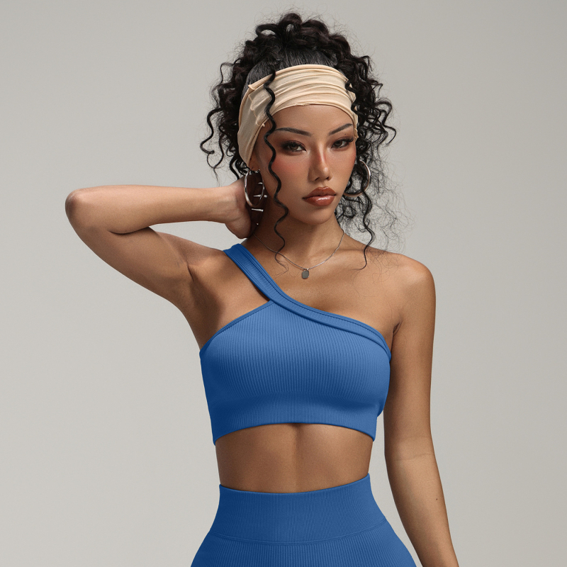 Moterų jogos viršus vienam pečiui, halterio kaklo, 3/4 puodeliai, šoninis sagtis, medžiaga: nailonas 90% + spandeksas 10%.