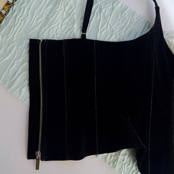 Camisol od velura s čipkom, odvojive naramenice, uski kroj, duljina 50-65 cm
