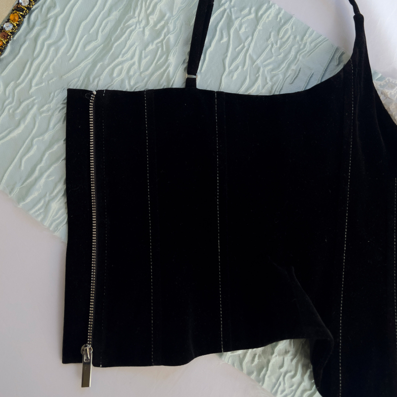 Camisol od velura s čipkom, odvojive naramenice, uski kroj, duljina 50-65 cm