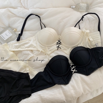 Set de sutien cu stil franțuzesc, cupe triunghiulare, cupe medii turnate, bretele fixe duble, efect push-up pentru un bust mic, fără componente metalice