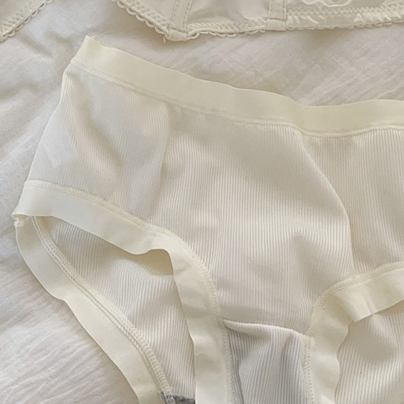 Set de sutien cu stil franțuzesc, cupe triunghiulare, cupe medii turnate, bretele fixe duble, efect push-up pentru un bust mic, fără componente metalice