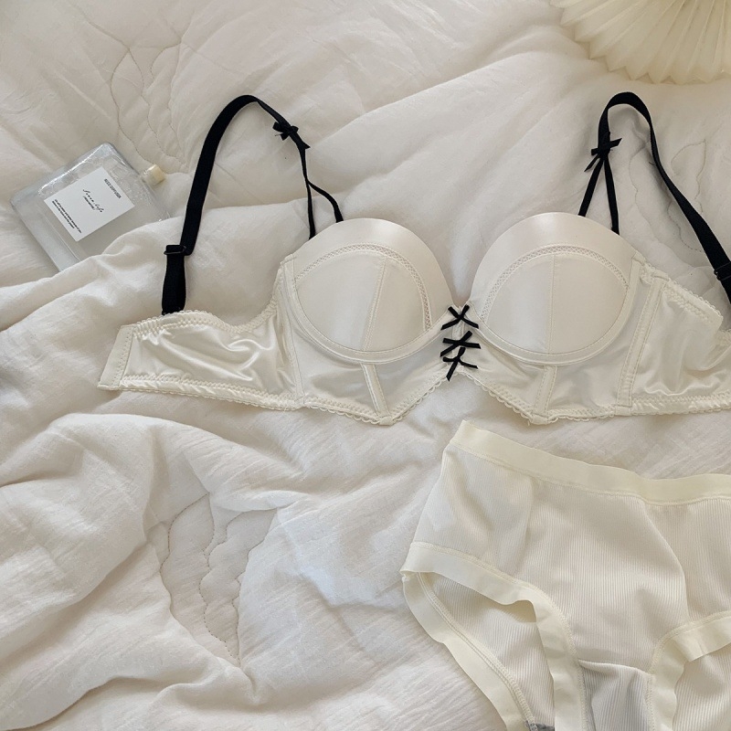 Set de sutien cu stil franțuzesc, cupe triunghiulare, cupe medii turnate, bretele fixe duble, efect push-up pentru un bust mic, fără componente metalice