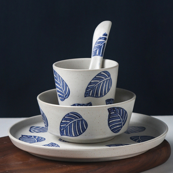 Sinine-valge kaulporcelani laua serveerimis komplekt neljast osast: kauss, lusikas, kaulplaat ja tass (Tao keraamika)