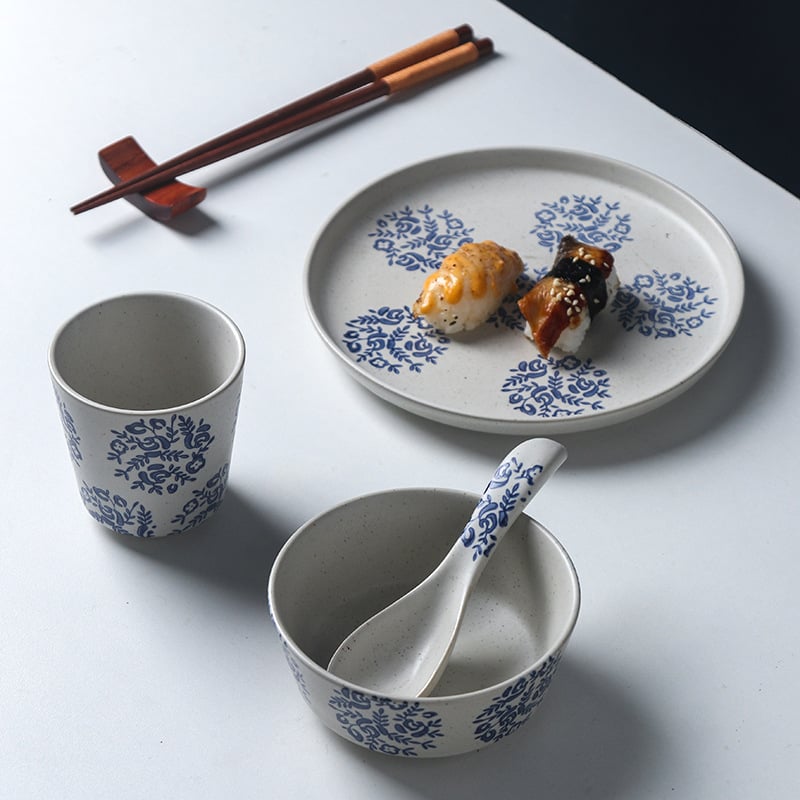 Sinine-valge kaulporcelani laua serveerimis komplekt neljast osast: kauss, lusikas, kaulplaat ja tass (Tao keraamika)