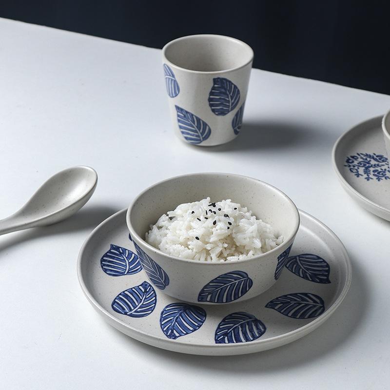 Sinine-valge kaulporcelani laua serveerimis komplekt neljast osast: kauss, lusikas, kaulplaat ja tass (Tao keraamika)