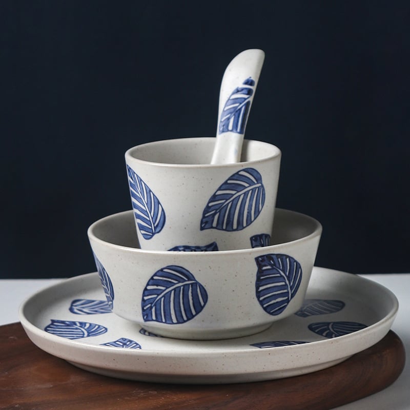 Sinine-valge kaulporcelani laua serveerimis komplekt neljast osast: kauss, lusikas, kaulplaat ja tass (Tao keraamika)