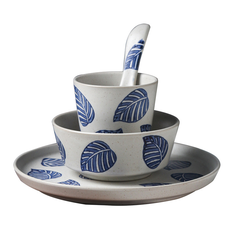 Sinine-valge kaulporcelani laua serveerimis komplekt neljast osast: kauss, lusikas, kaulplaat ja tass (Tao keraamika)