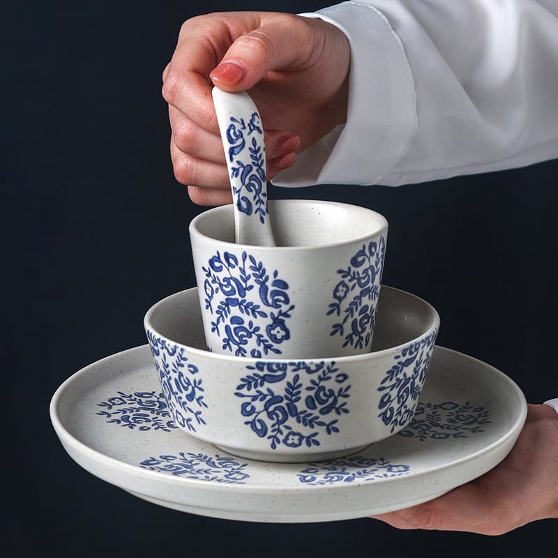 Sinine-valge kaulporcelani laua serveerimis komplekt neljast osast: kauss, lusikas, kaulplaat ja tass (Tao keraamika)