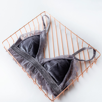 Sutien fără armături, cupe triunghiulare, căptușit cu mătase Mulberry, țesătură milk silk, 91% poliester, cupe modelate subțiri