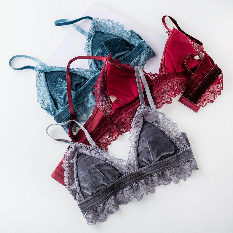 Sutien fără armături, cupe triunghiulare, căptușit cu mătase Mulberry, țesătură milk silk, 91% poliester, cupe modelate subțiri