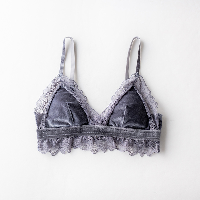 Sutien fără armături, cupe triunghiulare, căptușit cu mătase Mulberry, țesătură milk silk, 91% poliester, cupe modelate subțiri