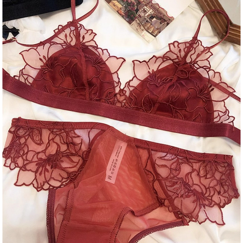 Čipkasti grudnjak s metalnom šinom, ultra-tanke oblikovane košarice 1/2, izrađena čipka, glavni materijal 80% poliester / podstava 80% spandex, fiksni naramenici, dvostruki stražnji kopča