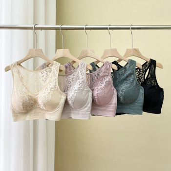 Plus dydžio liemenėlė su pilnomis kaušėmis, kvėpuojančiomis perforuotos kaušėmis, plonais formuojančiais kaušiais, fiksuotos dvigubos petnešos, medvilninis įdėklas