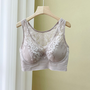 Plus dydžio liemenėlė su pilnomis kaušėmis, kvėpuojančiomis perforuotos kaušėmis, plonais formuojančiais kaušiais, fiksuotos dvigubos petnešos, medvilninis įdėklas