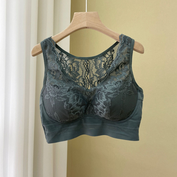 Plus dydžio liemenėlė su pilnomis kaušėmis, kvėpuojančiomis perforuotos kaušėmis, plonais formuojančiais kaušiais, fiksuotos dvigubos petnešos, medvilninis įdėklas