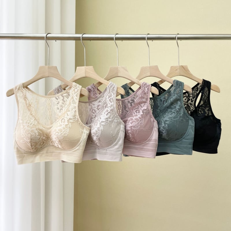 Plus dydžio liemenėlė su pilnomis kaušėmis, kvėpuojančiomis perforuotos kaušėmis, plonais formuojančiais kaušiais, fiksuotos dvigubos petnešos, medvilninis įdėklas